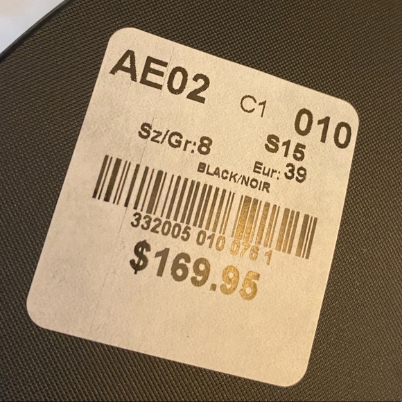 Black strappy heels. Brand new. Size 8. Le Chateau - Picture 7 of 8